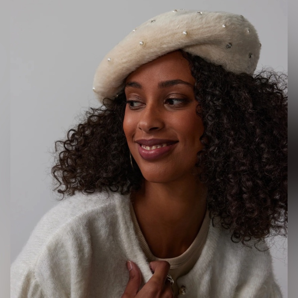 NWT‼️ Pearl and Rhinestones Beret Ivory OS